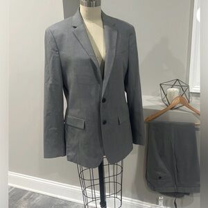 Banana Republic Men’s Suit – Modern Fit – Gray – 42S Jacket / 32x32 Pants